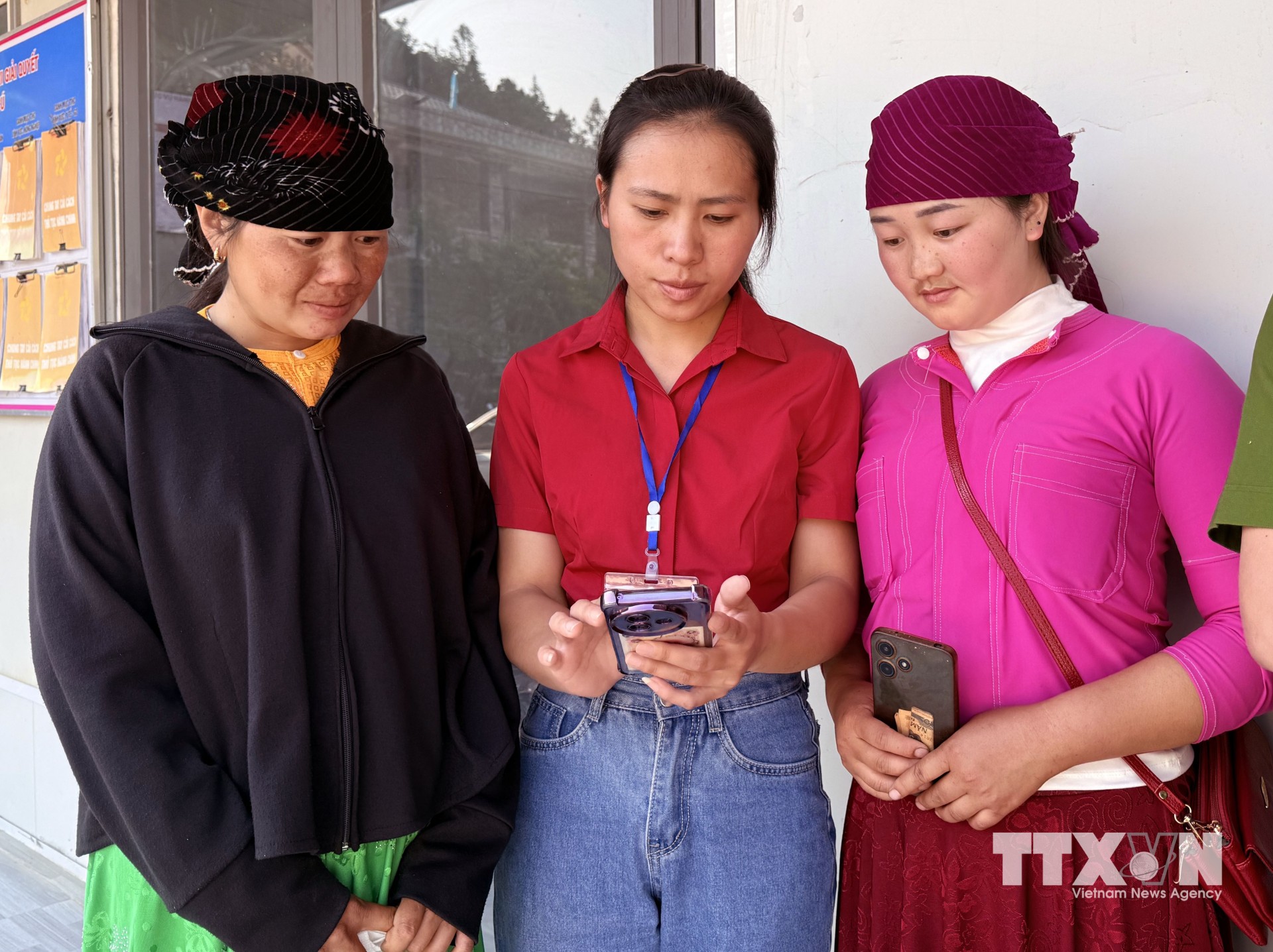 Cán bộ xã biên giới Lũng Cú (Tuyên Quang) hướng dẫn cho người dân thực hiện thủ tục hành chính qua công nghệ số. (Ảnh: Đức Thọ/TTXVN)